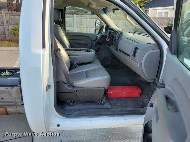 image for item NK9989 2011 Chevrolet Silverado 3500HD pickup truck cab and chassis