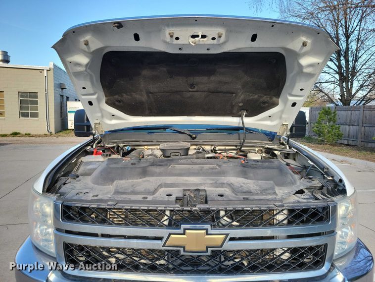 image for item NK9989 2011 Chevrolet Silverado 3500HD pickup truck cab and chassis