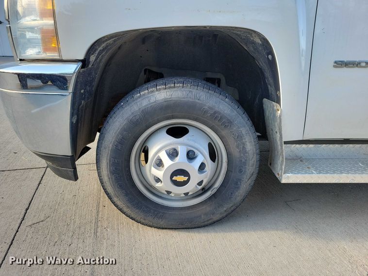 image for item NK9989 2011 Chevrolet Silverado 3500HD pickup truck cab and chassis