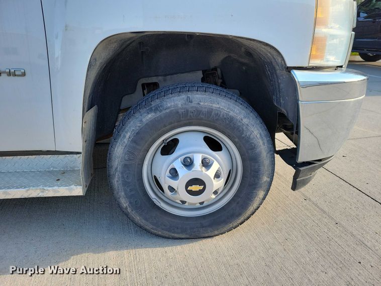 image for item NK9989 2011 Chevrolet Silverado 3500HD pickup truck cab and chassis