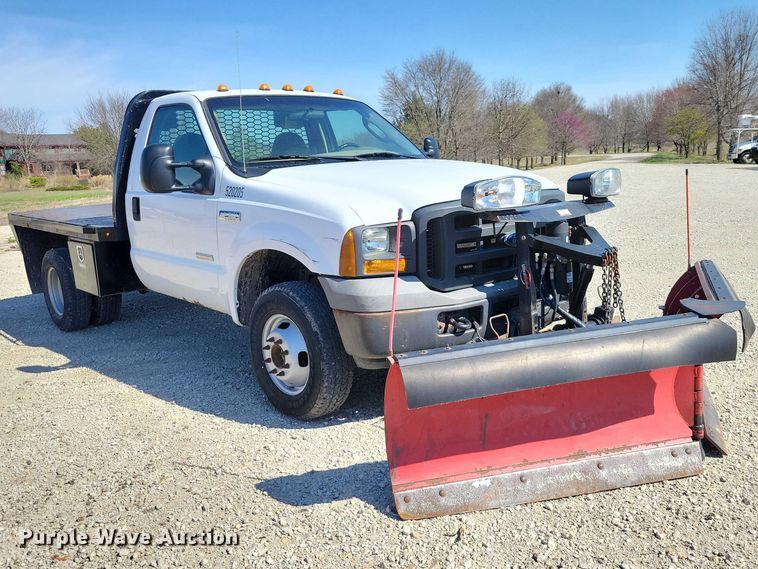 image for item NK9990 2005 Ford F350 Super Duty flatbed pickup truck