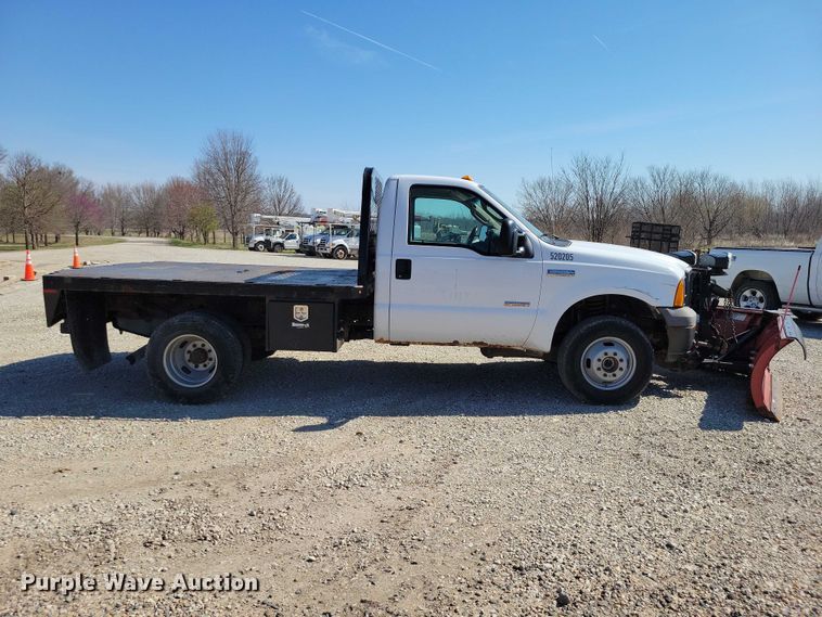 image for item NK9990 2005 Ford F350 Super Duty flatbed pickup truck
