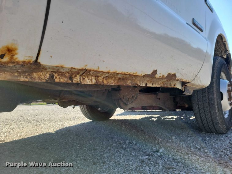 image for item NK9990 2005 Ford F350 Super Duty flatbed pickup truck