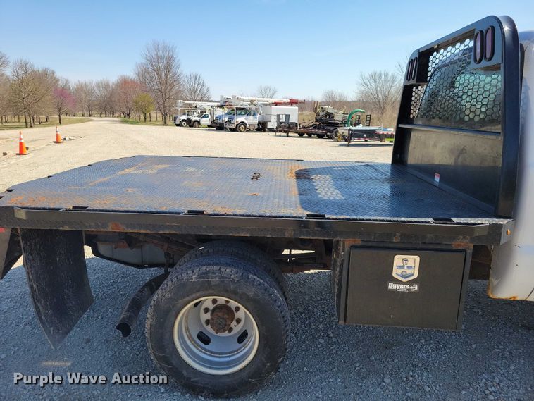 image for item NK9990 2005 Ford F350 Super Duty flatbed pickup truck