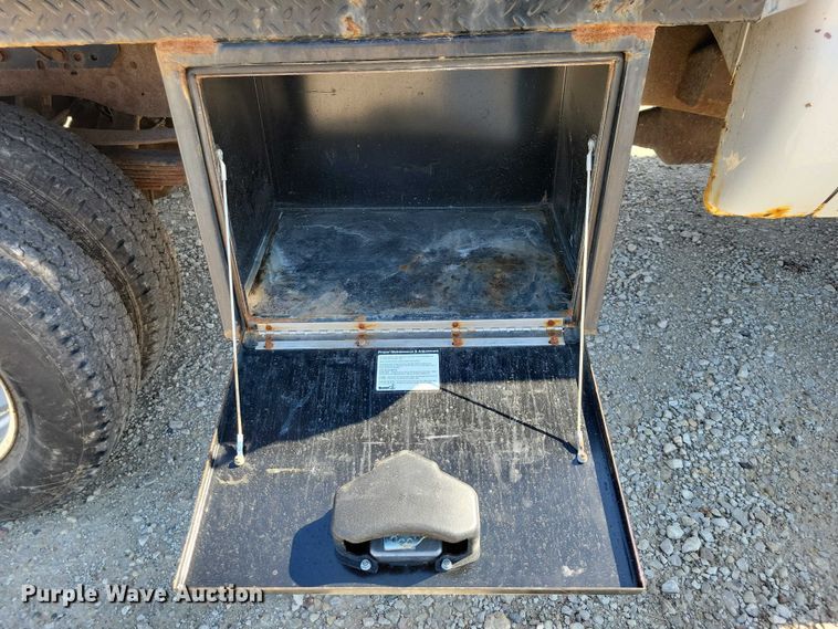 image for item NK9990 2005 Ford F350 Super Duty flatbed pickup truck