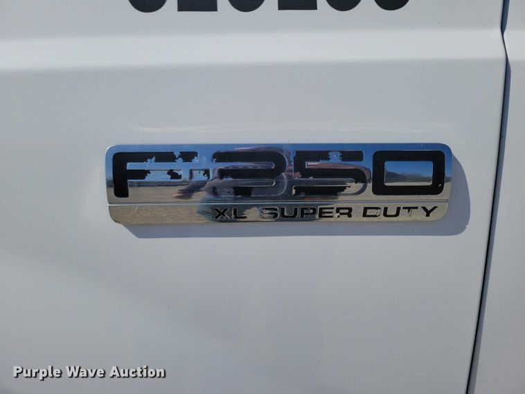 image for item NK9990 2005 Ford F350 Super Duty flatbed pickup truck