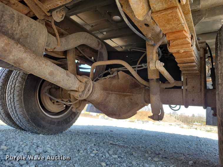 image for item NK9990 2005 Ford F350 Super Duty flatbed pickup truck