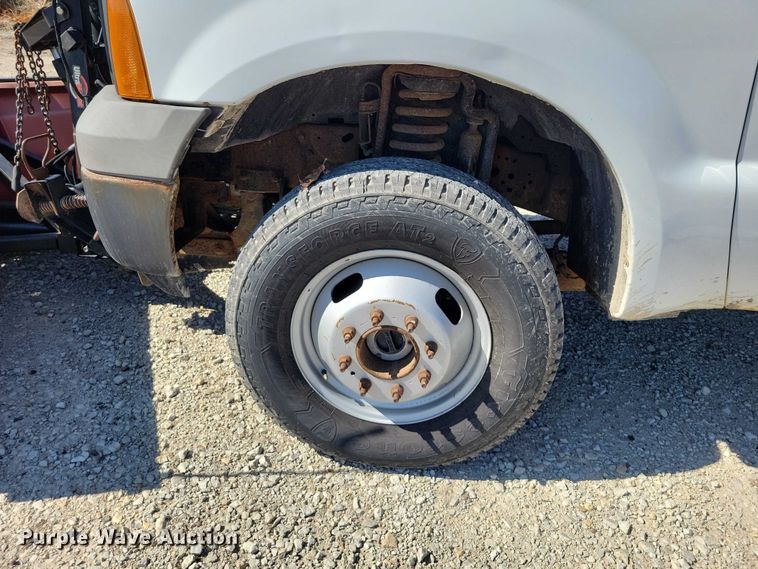 image for item NK9990 2005 Ford F350 Super Duty flatbed pickup truck