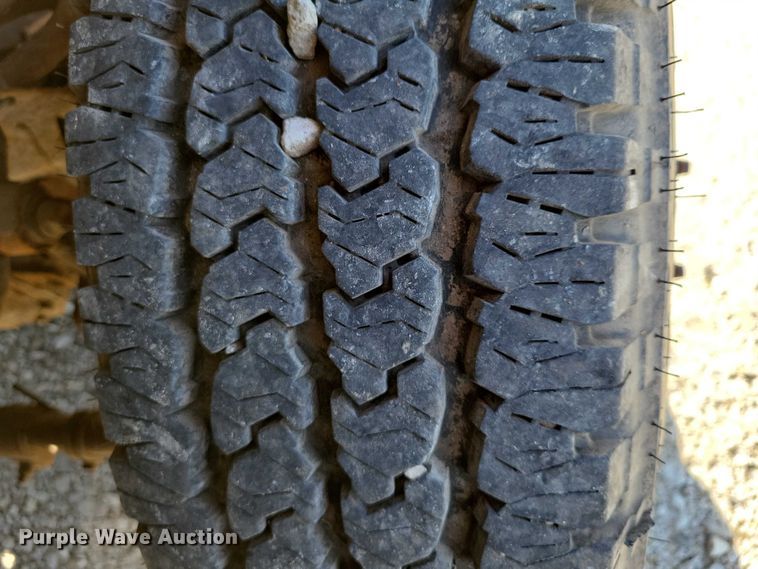 image for item NK9990 2005 Ford F350 Super Duty flatbed pickup truck