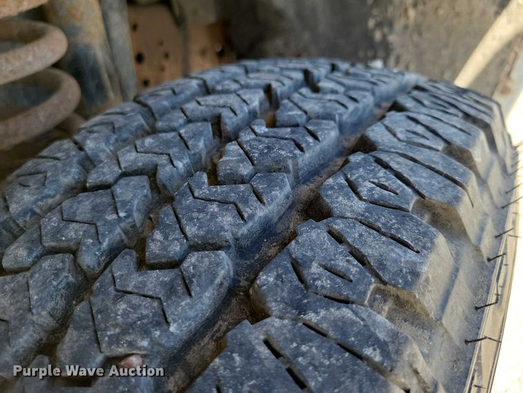 image for item NK9990 2005 Ford F350 Super Duty flatbed pickup truck