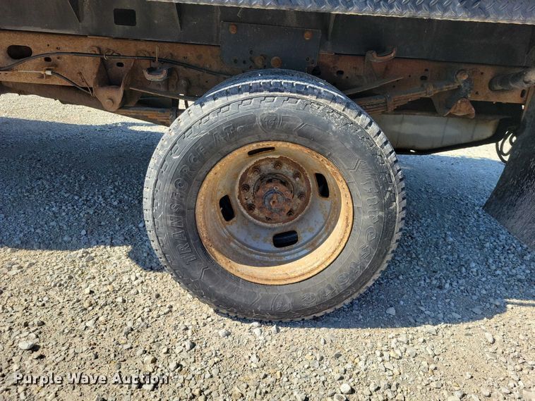 image for item NK9990 2005 Ford F350 Super Duty flatbed pickup truck