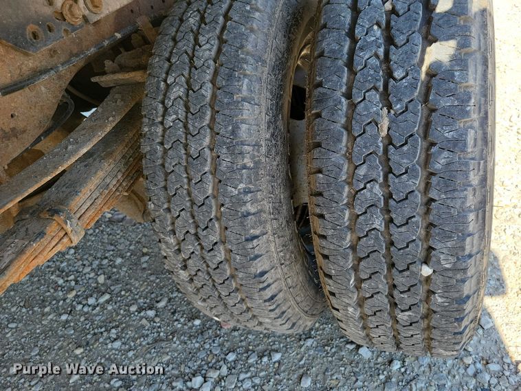 image for item NK9990 2005 Ford F350 Super Duty flatbed pickup truck