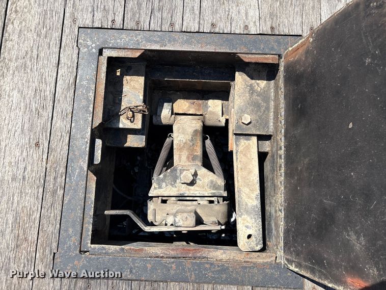 image for item YA2156 2006 Ford F650 Super Duty flatbed truck