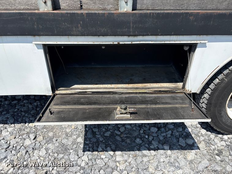 image for item YA2156 2006 Ford F650 Super Duty flatbed truck