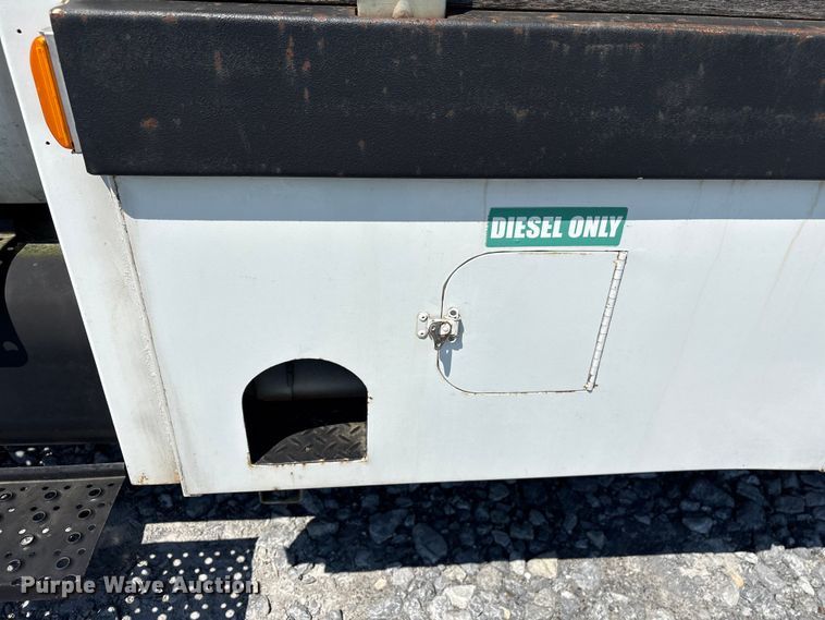 image for item YA2156 2006 Ford F650 Super Duty flatbed truck