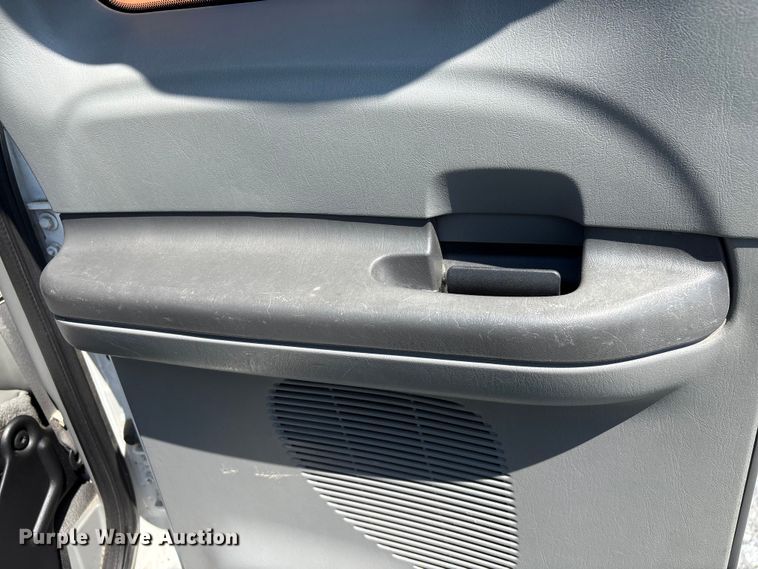 image for item YA2156 2006 Ford F650 Super Duty flatbed truck