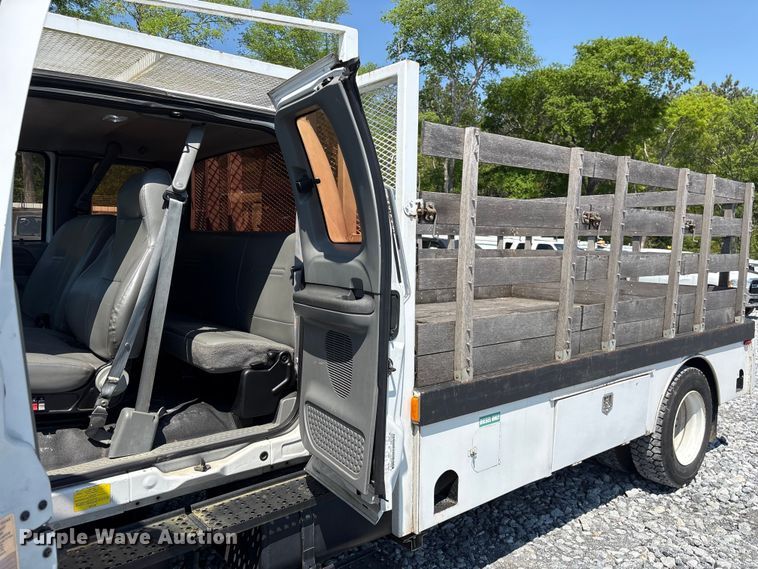 image for item YA2156 2006 Ford F650 Super Duty flatbed truck