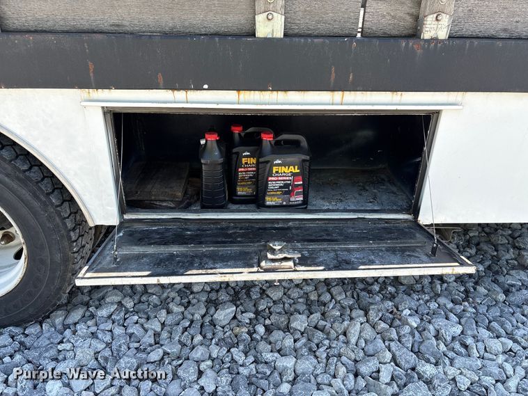 image for item YA2156 2006 Ford F650 Super Duty flatbed truck