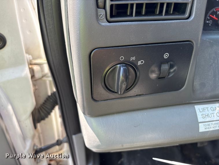 image for item YA2156 2006 Ford F650 Super Duty flatbed truck