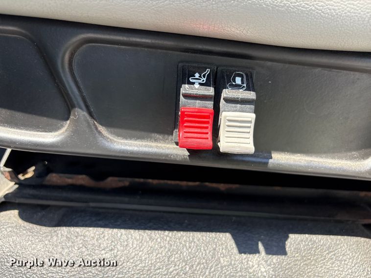 image for item YA2156 2006 Ford F650 Super Duty flatbed truck