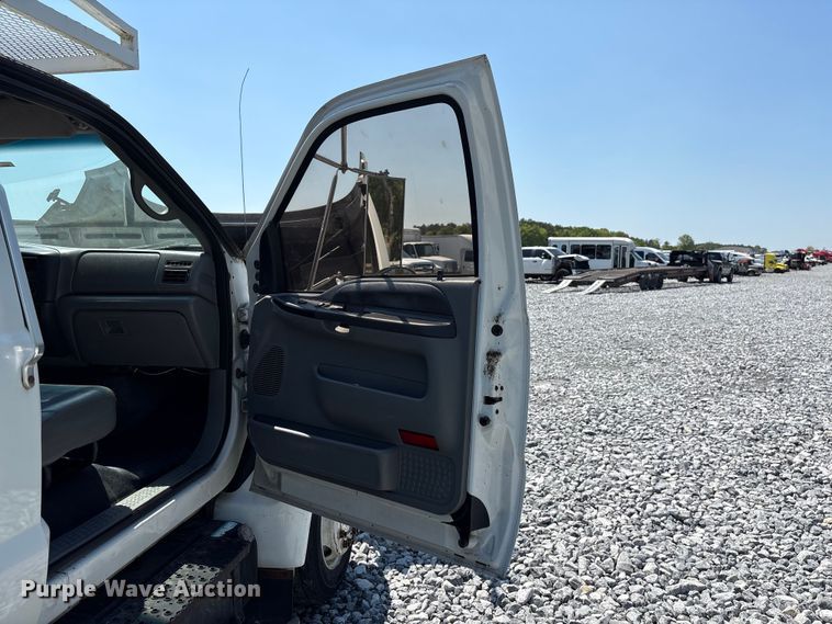 image for item YA2156 2006 Ford F650 Super Duty flatbed truck