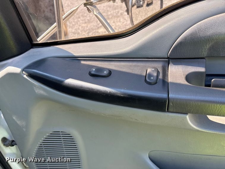 image for item YA2156 2006 Ford F650 Super Duty flatbed truck