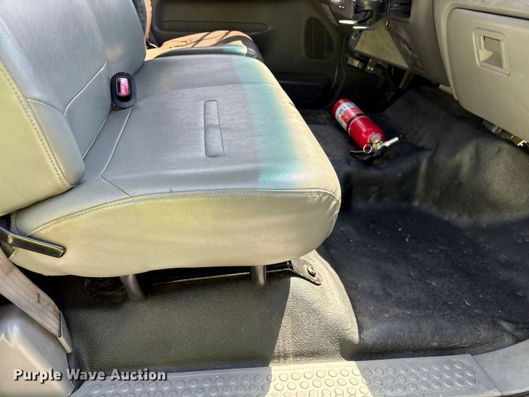 image for item YA2156 2006 Ford F650 Super Duty flatbed truck