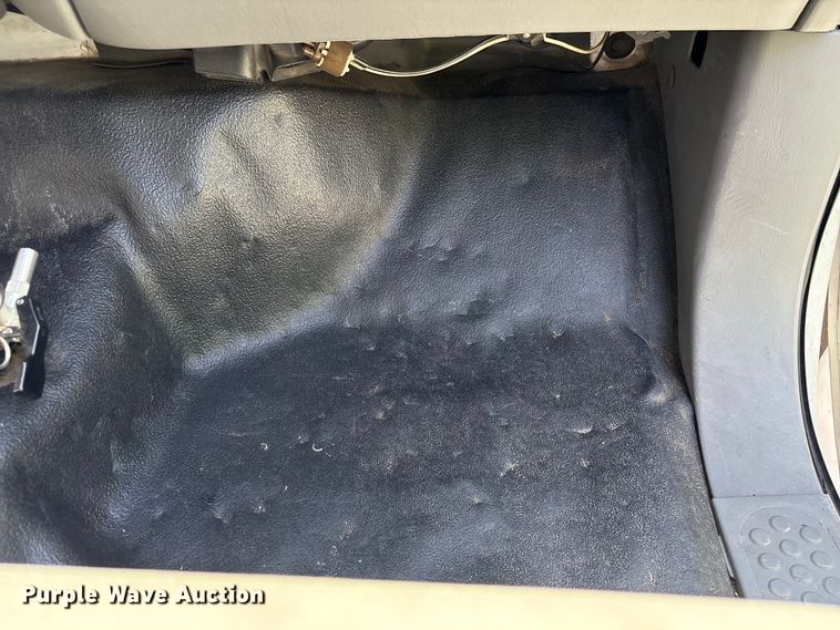 image for item YA2156 2006 Ford F650 Super Duty flatbed truck