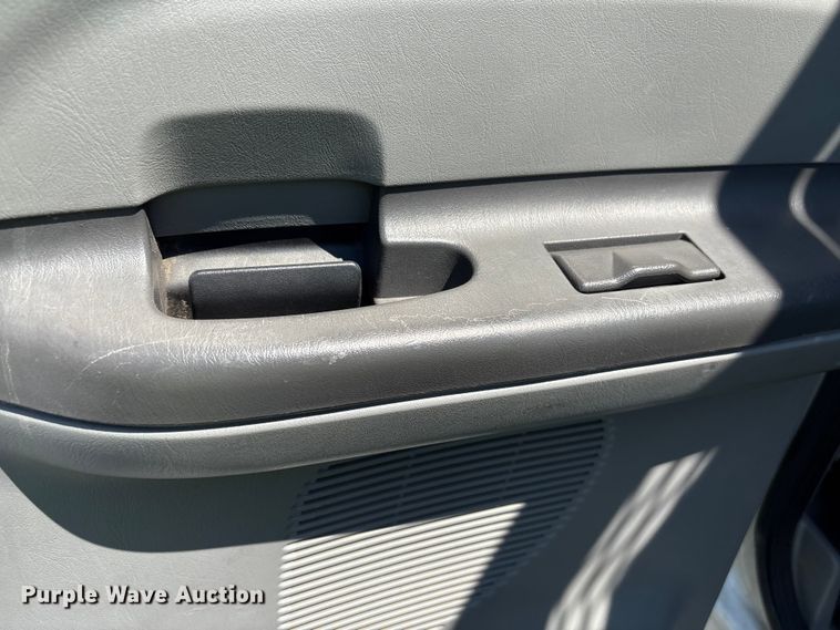 image for item YA2156 2006 Ford F650 Super Duty flatbed truck