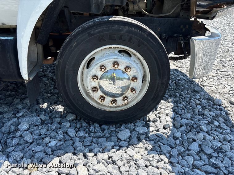 image for item YA2156 2006 Ford F650 Super Duty flatbed truck