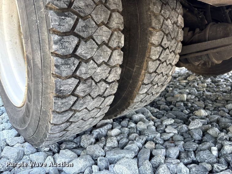 image for item YA2156 2006 Ford F650 Super Duty flatbed truck