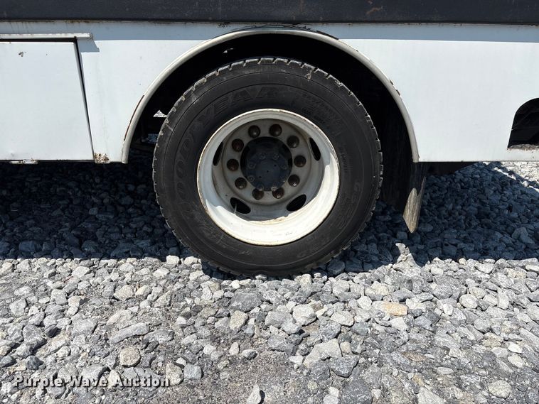 image for item YA2156 2006 Ford F650 Super Duty flatbed truck