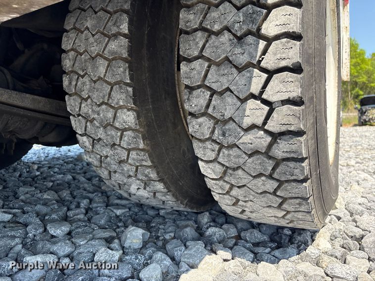 image for item YA2156 2006 Ford F650 Super Duty flatbed truck