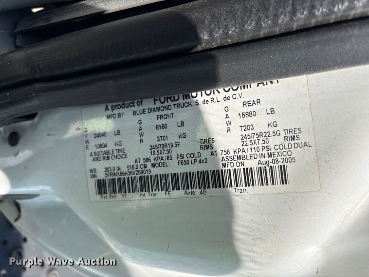 image for item YA2156 2006 Ford F650 Super Duty flatbed truck