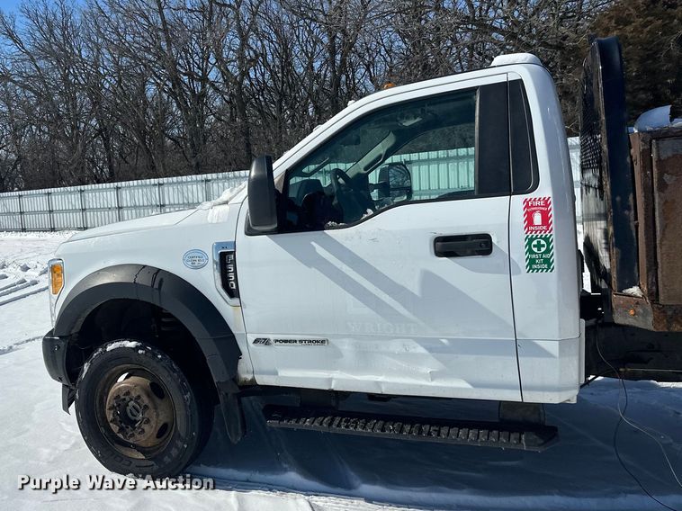 image for item YA2853 2017 Ford F550 Super Duty flatbed truck