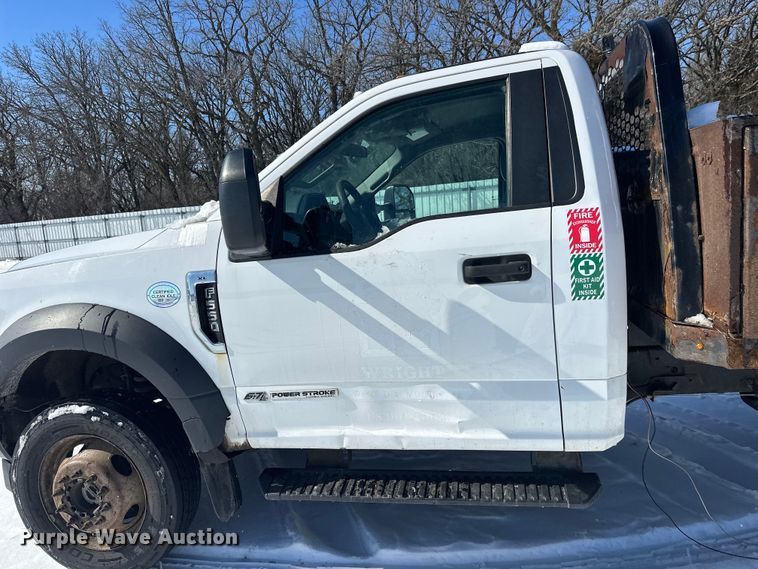 image for item YA2853 2017 Ford F550 Super Duty flatbed truck