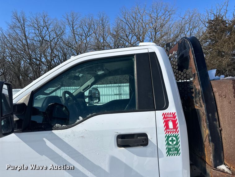 image for item YA2853 2017 Ford F550 Super Duty flatbed truck