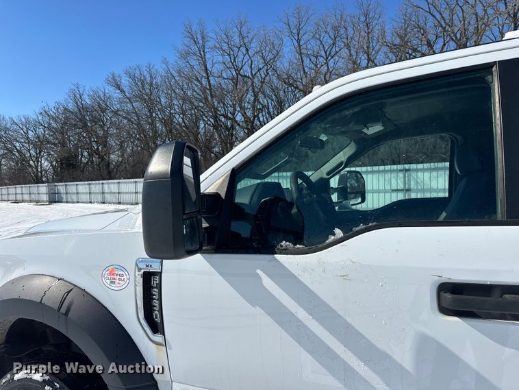 image for item YA2853 2017 Ford F550 Super Duty flatbed truck