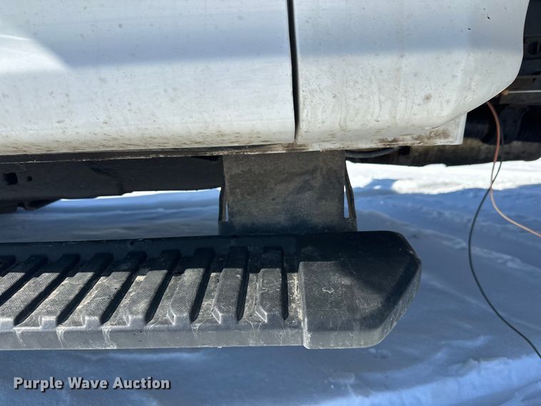 image for item YA2853 2017 Ford F550 Super Duty flatbed truck