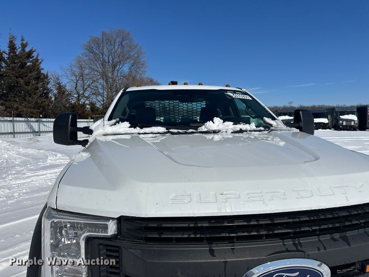 image for item YA2853 2017 Ford F550 Super Duty flatbed truck