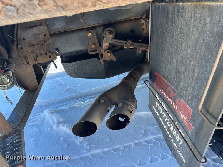 image for item YA2853 2017 Ford F550 Super Duty flatbed truck