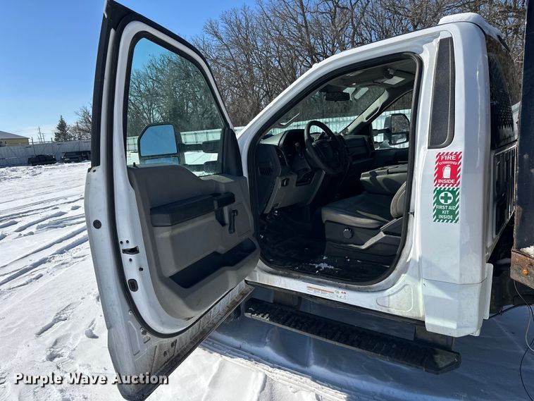 image for item YA2853 2017 Ford F550 Super Duty flatbed truck