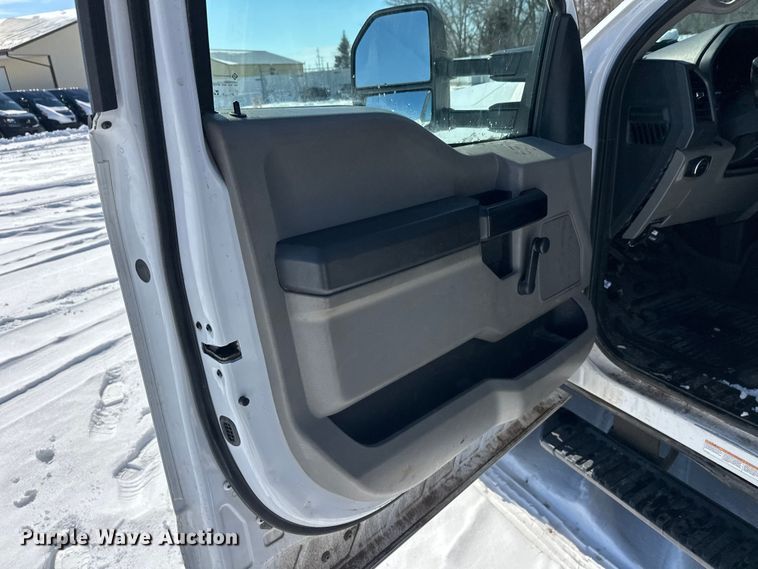 image for item YA2853 2017 Ford F550 Super Duty flatbed truck