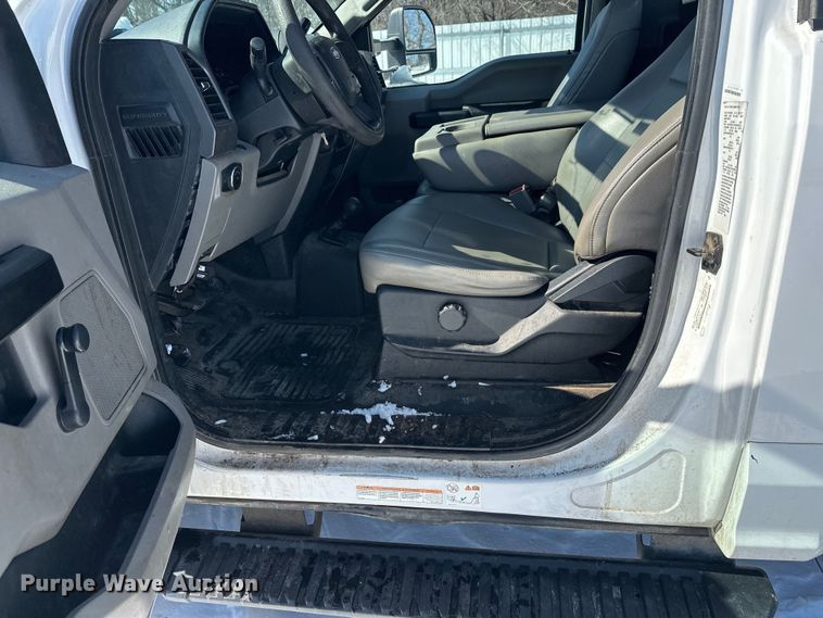 image for item YA2853 2017 Ford F550 Super Duty flatbed truck