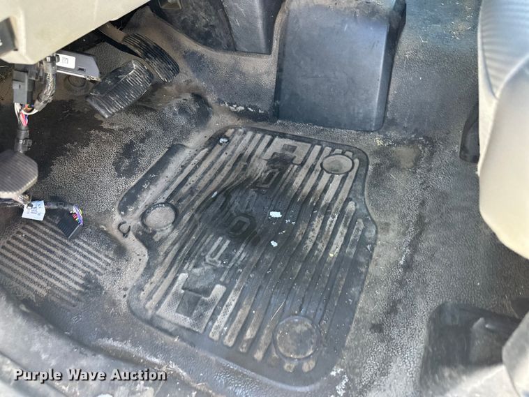 image for item YA2853 2017 Ford F550 Super Duty flatbed truck