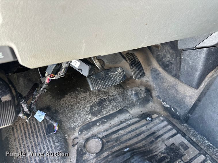 image for item YA2853 2017 Ford F550 Super Duty flatbed truck