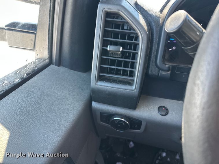 image for item YA2853 2017 Ford F550 Super Duty flatbed truck