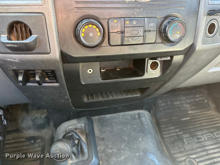 image for item YA2853 2017 Ford F550 Super Duty flatbed truck