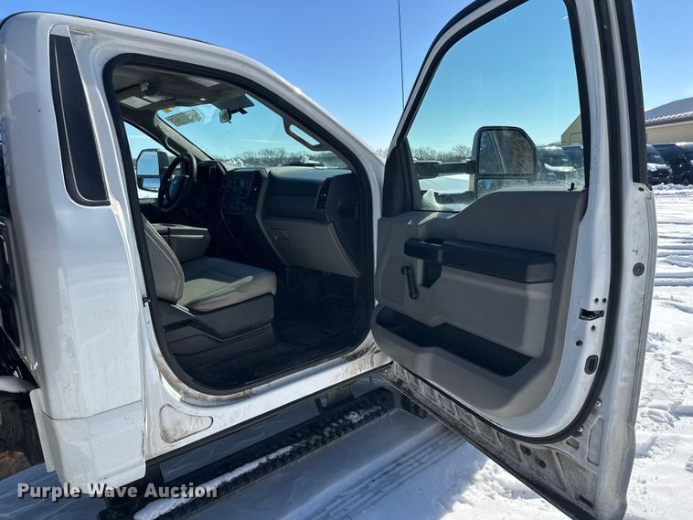 image for item YA2853 2017 Ford F550 Super Duty flatbed truck