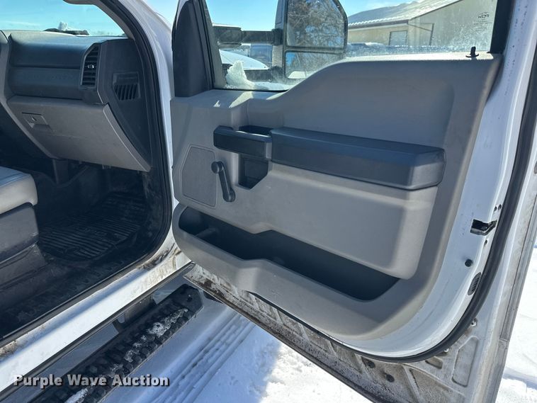 image for item YA2853 2017 Ford F550 Super Duty flatbed truck